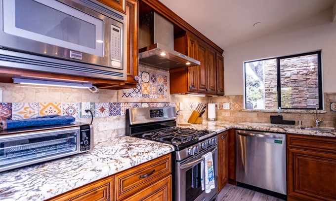 Lantern District House | Casa Diana - Spacious 5 bedroom with ocean view and private backyard!