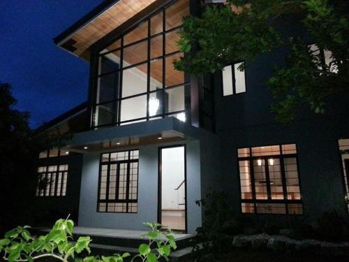 Tigaon House | Casa Erlinda, modern newly built house 3BR for 8!