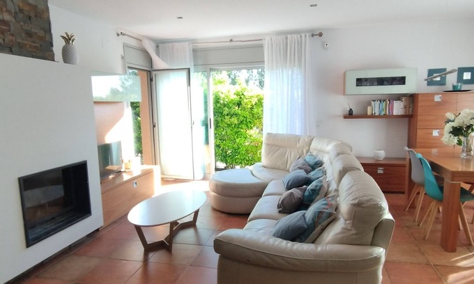 Canaletes House | Casa Familiar Rodeada de Viñedos, con Piscina y Sala de Juegos