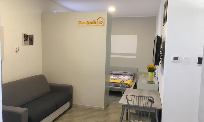 Garbagnate Milanese Apartment | Casa Gialla 89