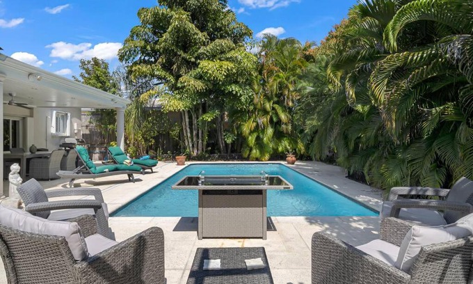 Coral Way Villa | Casa la Miami - Central location Villa with Pool & Gym