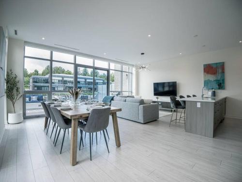 Innisfil Apartment | Casa Lago 5 Bed Waterfront House