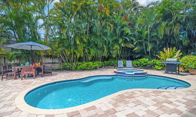 Bay Isle House | Casa Leone | Pet Friendly 🐶 on Siesta Key w/Private Heated Pool, Golf Cart, & Putting Green!