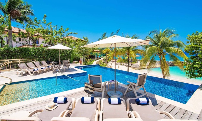 George Town House | Casa Luna 5: Gated Resort Near Seven Mile Beach w/Beach Cove, Pool, Heated Spa, & Gym