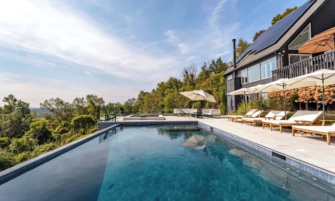 Middletown House | Casa Manzara: Mountain Top Views, Pool + Hot Tub by Red Cottage