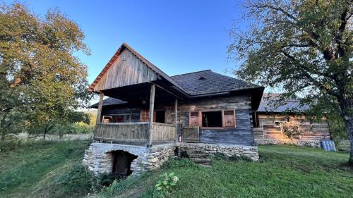 Marga House | Casa Maramureșeană - Refugiu Tradițional Maramureșean Cazare de Poveste în Natură lângă pârâu Loc de joaca pentru Copii Parcare Foișor