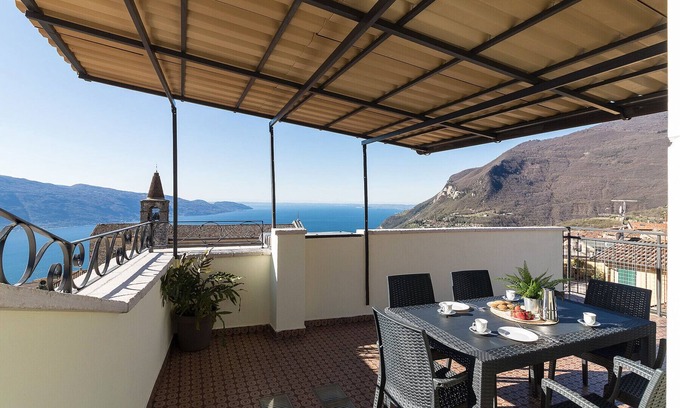 Gardola Apartment | Casa Marianna in old town with lake view
