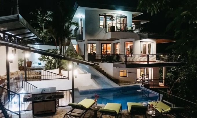 Valle Pura Vida House | Casa Mirador: Pool, Swim up Bar, Slide in central location!nn