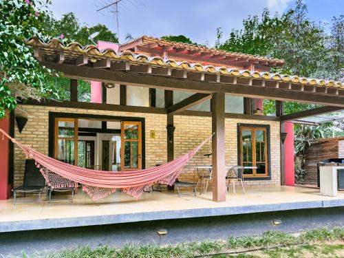 Carapicuiba House | Casa na Granja Viana em frente à reserva ambiental