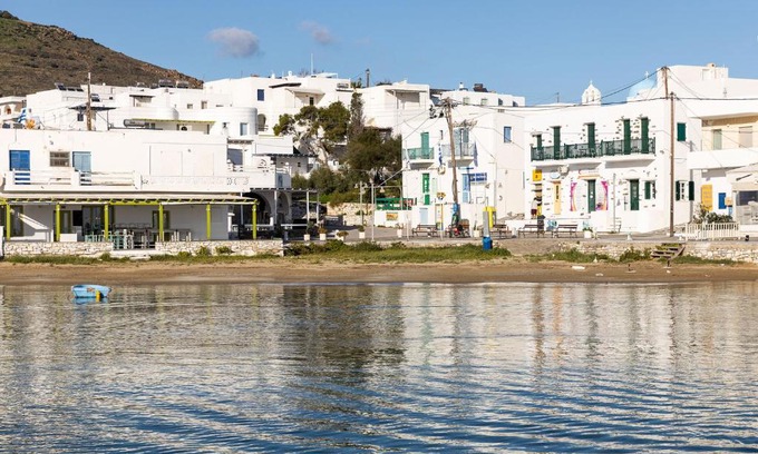 Piso Livadi House | Casa Nileas for Cycladic summer living right on the bay and beach!