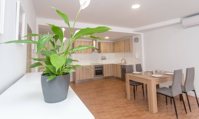 Pobles de l'Oest House | Casa Orrente, in Valencia easy to park, next to the Fair