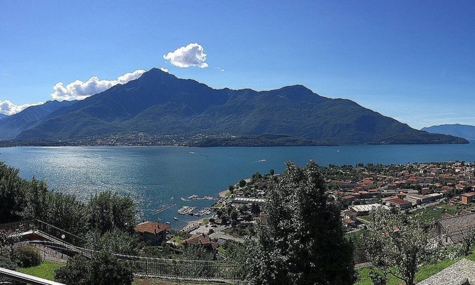 Vercana House | Casa Osmanto A: A cozy and welcoming apartment situated at a short distance from the shores of Lake Como, with Free WI-FI.