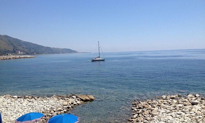 Montecorice House | Casa Panna C: A cheerful apartment that is part of a small villa located right on the beach, with Free WI-FI.