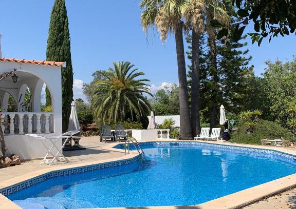 Moncarapacho e Fuseta House | Casa Paraiso Logement living cuisine 2 chambres, salle de bains, espaces extérieurs privés, grande piscine et jardins partagés, à proximité des PLAGES de FUSETA et de la RIA FORMOSA