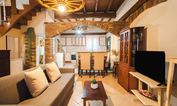 Molos Apartment | Casa Pierina - Traditional Guest House
