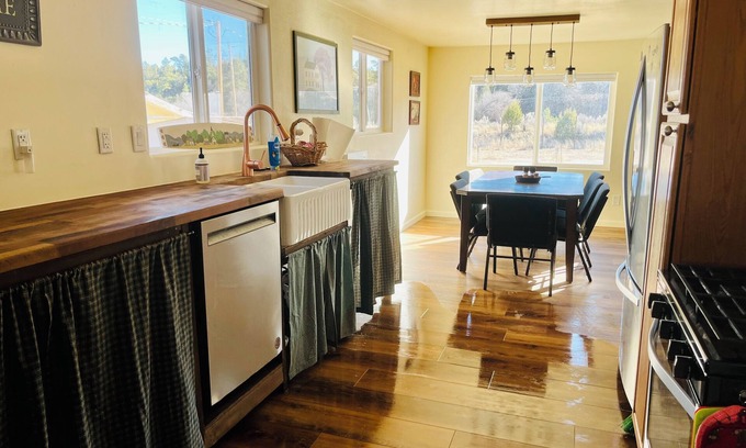 Reserve House | Casa Rosa-Gorgeous 5 bedroom in heart of Reserve-Close to Rodeo, Fairgrounds