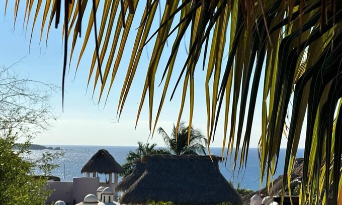 Hidalgo House | Casa Rosa - Steps to Playa Manzanillo