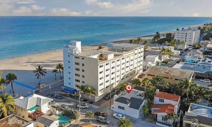 Hollywood South Central Beach Apartment | Casa Roselle full 2/2