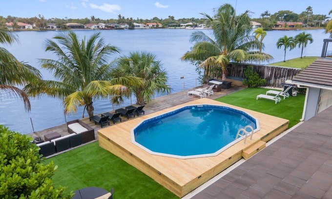 Ojus Villa | Casa Santorini | Waterfront | Pool | Kayaks |Beach