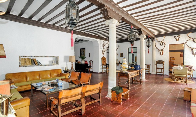 Torrejon de Velasco House | Casa Serenna, Majestuosa Casa del Siglo XVII: Lujo Moderno, Jardín Encantador y Piscina Privada. Ma