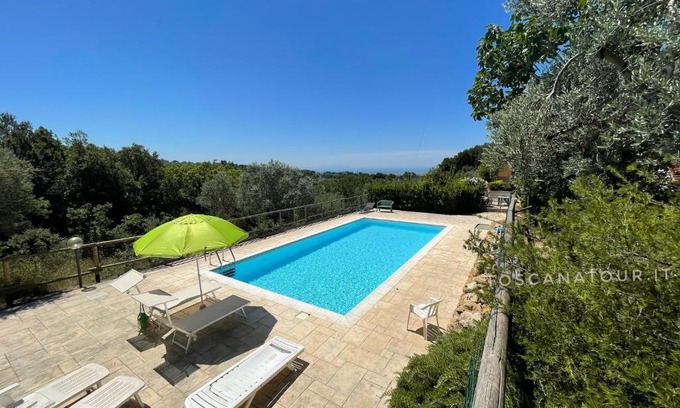 Guardistallo House | Casa Sophia, piscina con vista mare - ingresso, giardino, barbecue e parcheggio privati by ToscanaTour