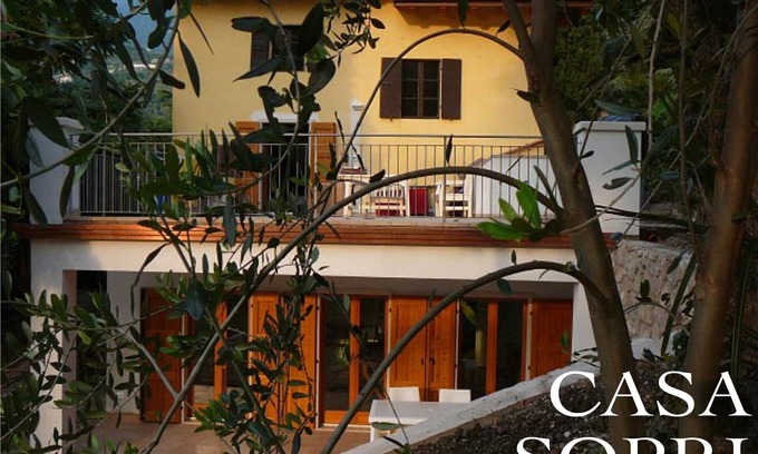 Malcesine Apartment | Casa Sopri: Heavenly tranquillity amidst the hustle and bustle: in the park by the beach.
