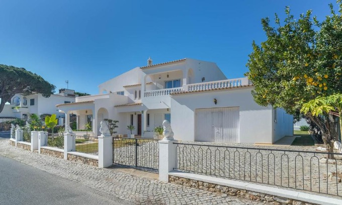 Almancil House | Casa SP- Villa with heated pool near Vilamoura, Vale do Lobo
