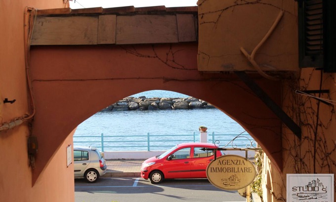 Santo Stefano al Mare Apartment | Casa Tina a stone's throw from the sea