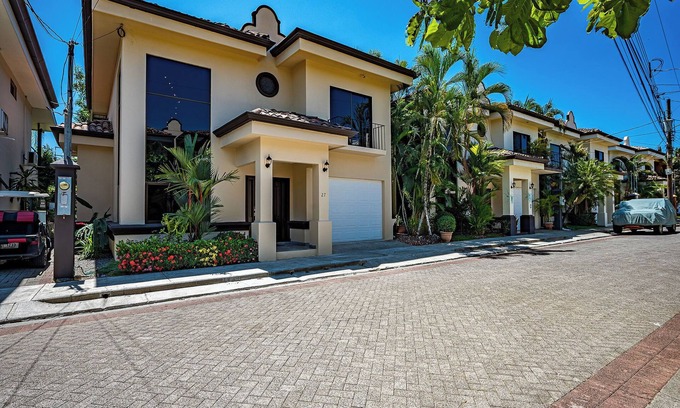 Barrio Santa Lucia House | Casa Toucan – Tropical Beachside house in a Gated Community