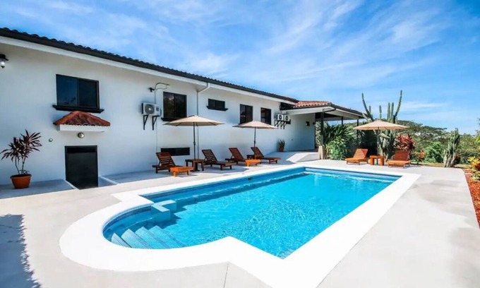 Xihu Villas House | Casa Tropical- Secluded Mountain View Pool House