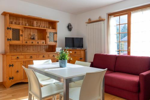 Castione della Presolana Apartment | Casa Vacanza Presolana con giardino e box auto