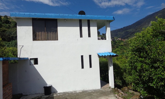 Lligua House | Casa Vacacional Baños white blue house