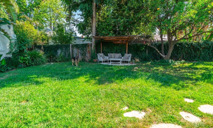 Valley Glen House | Casa Verde Idyllic 40's Valley Bungalow Lush Garden jacuzzi and Sauna