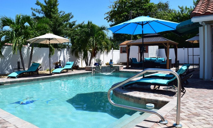 Tropic Palms House | CasaDelray! nYour Spacious 5BR Coastal Retreat nJust Minutes Away From The BEACH