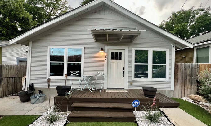Alta Vista Cottage | Casita near Downtown including St. Mary’s, Pearl & Alamodome!