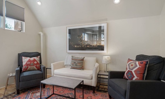 North Hills House | Casita Por Que? - Southwestern Studio Downtown
