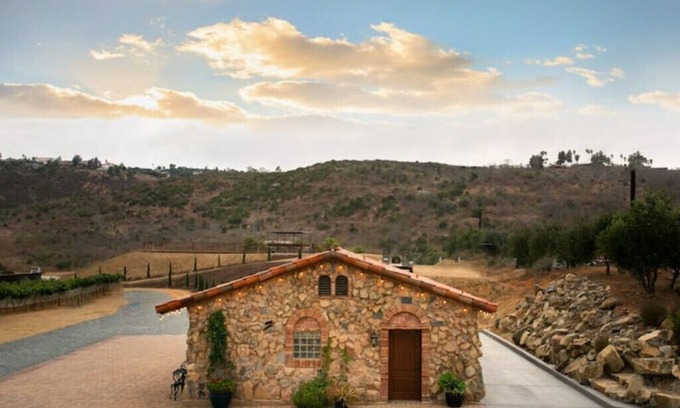West Ridge Apartment | Casita Vino - Dog-Friendly Vineyard Retreat & Stay