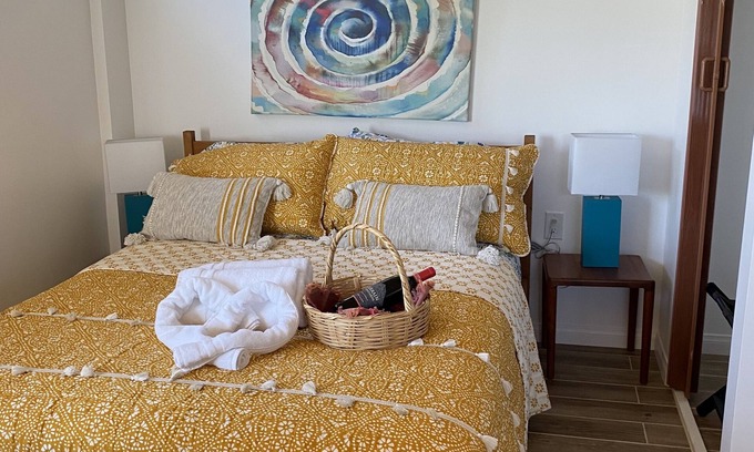 Vista Cottage | Casita w/Mountain Views, kitchenette, bathroom,queen bed, 20 min to the beach