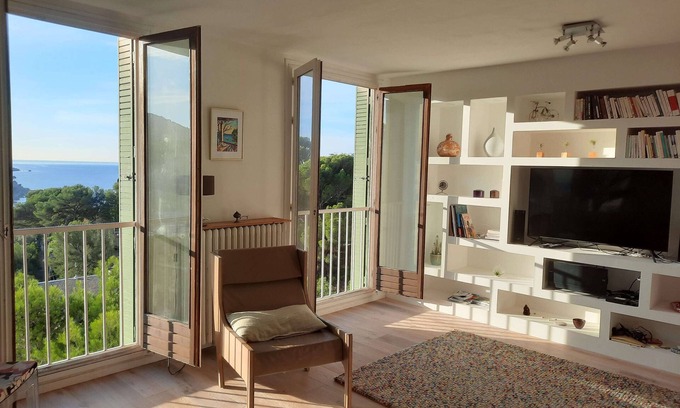 Cassis Apartment | CASSIS CALANQUES 90m2 view and exceptional situation, sea 5 mins walk, parking