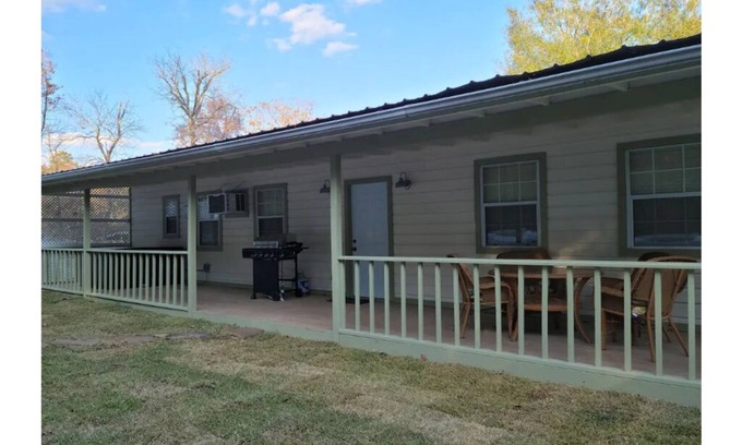 Pennington House | Cast Away - 2 Bedroom Bungalow with Hot Tub