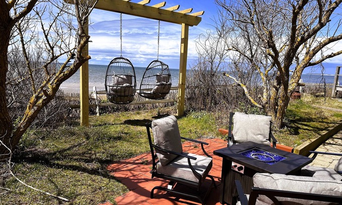 Campground Landing Cottage | Castaway Cottage on the bay~Dog Friendly Too!