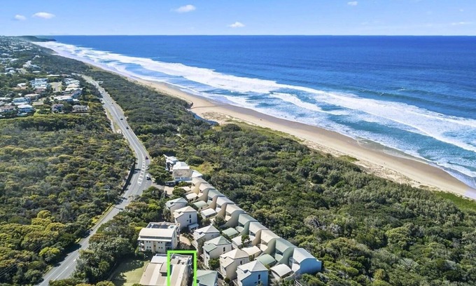 Castaways Beach Condo | Castaways Penthouse Noosa, Beachfront Pool Views Tennis