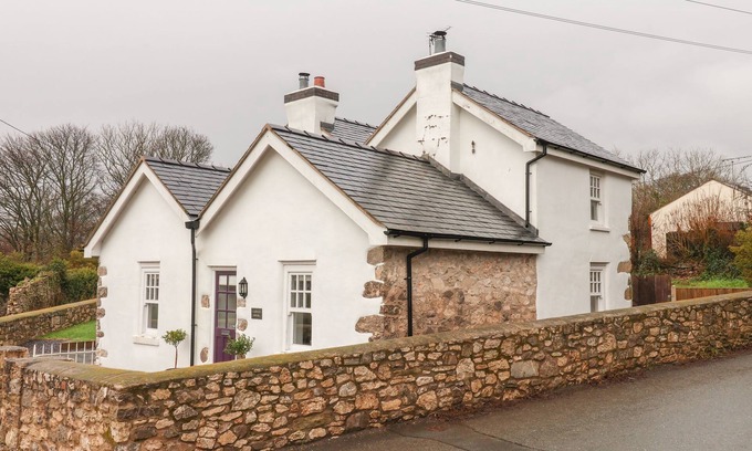 Meliden Cottage | CASTLE HOUSE, pet friendly, character holiday cottage in Dyserth