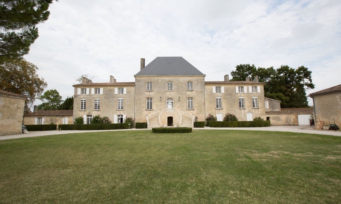 Saint-Gervais House | Castle life in the middle of the vineyard Bâtonnier room