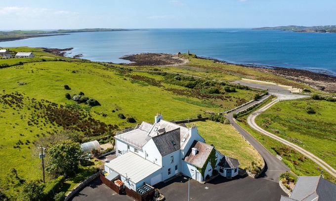 Dunkineely House | ★ CASTLE MURRAY | SLEEPS 22 | MAJESTIC VIEWS OF THE WILD ATLANTIC★