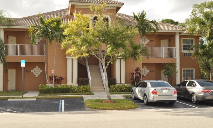Port Saint Lucie Condo | CASTLE PINES-PGA VILLAGE GOLF COMMUNITY