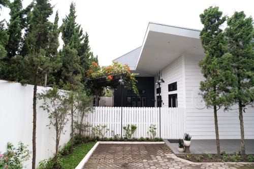 Astana Anyar Villa | Casuarina Villa - City Center American Classic Villa