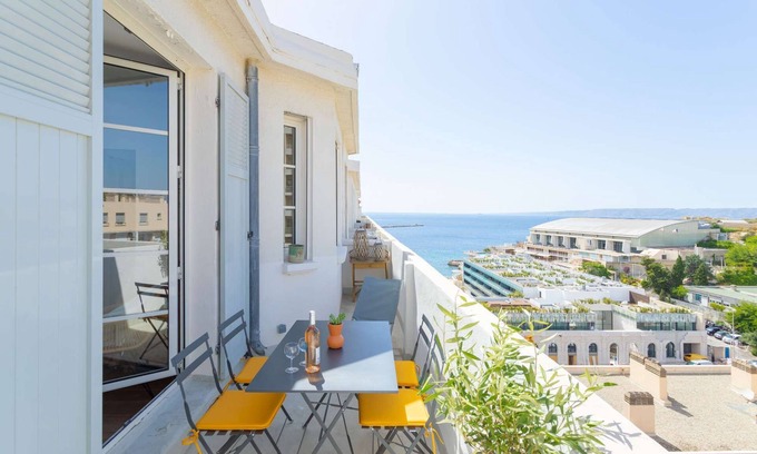 Le Pharo Apartment | Catalans sur Mer is an exceptional apartment facing the Bay of Catalans.