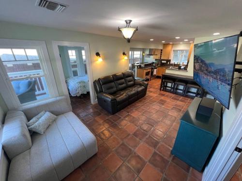 Avalon House | Catalina Three Bedroom Home With Hot Tub And Golf Cart
