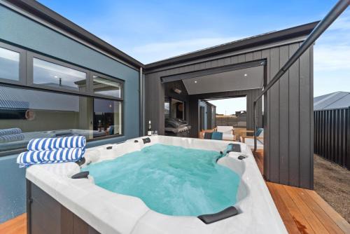 Wharewaka House | CatchN'Relax Taupo